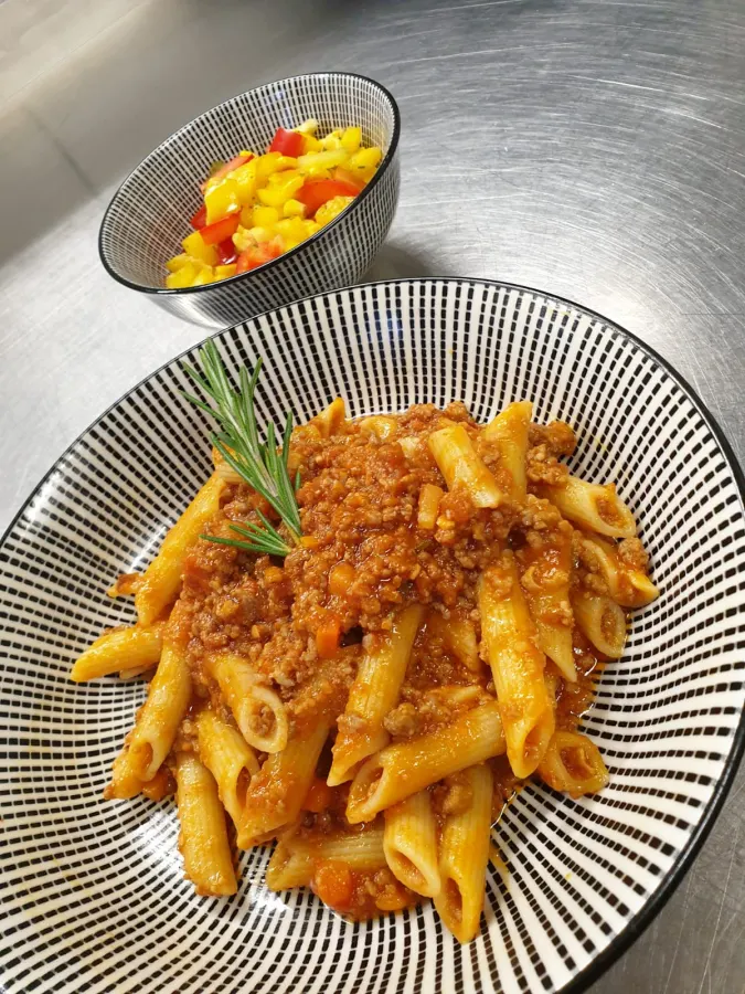 Penne Bolognese mit frischem Paprika-Mais-Salat