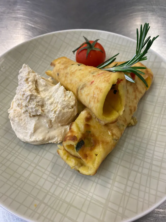 Gefüllte herzhafte Crêpes mit Dip
