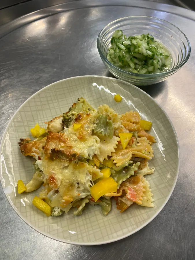 Bunter Gemüseauflauf mit Farfalle und Gurkensalat