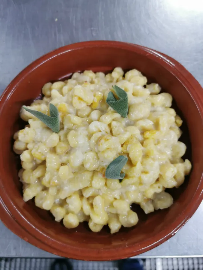 Käsespätzle mit Salbei