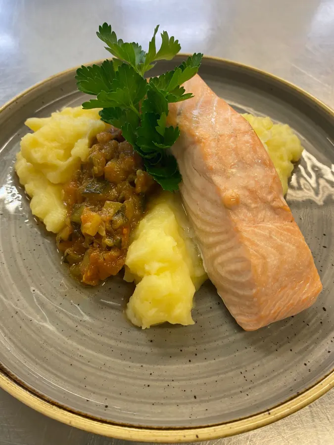 Lachsfilet mit Kartoffelpüree und Gemüse