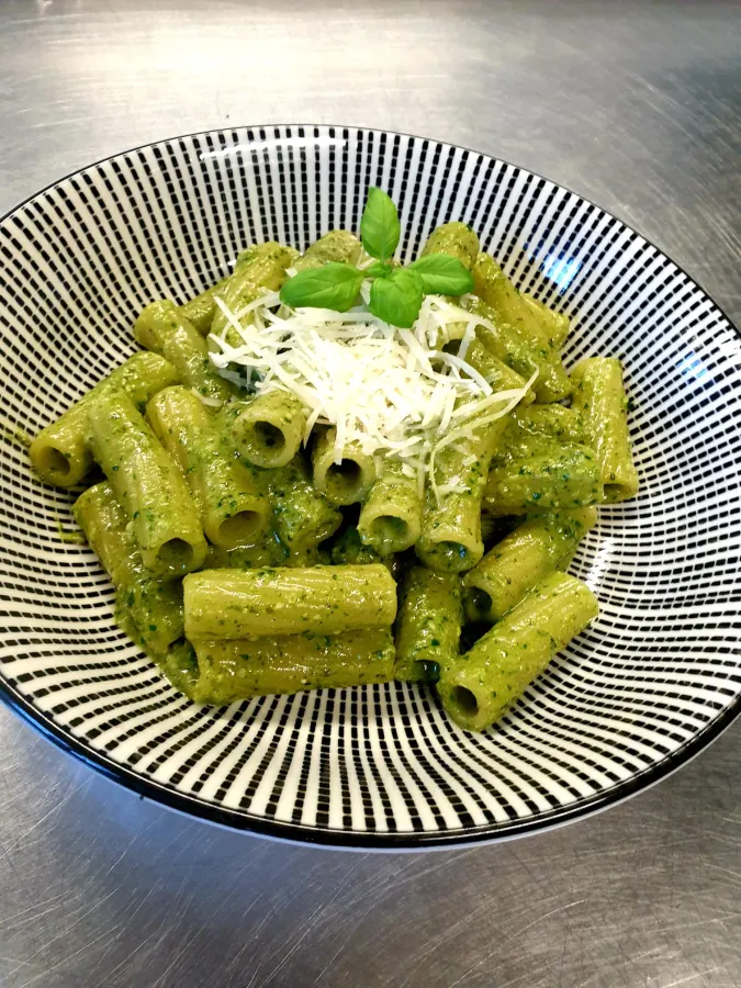 Pasta al Pesto mit Basilikum und Parmesan