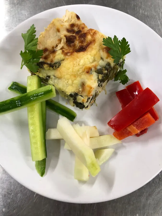 Spinatlasagne mit Gurken-, Kohlrabi- und Paprika-Rohkost