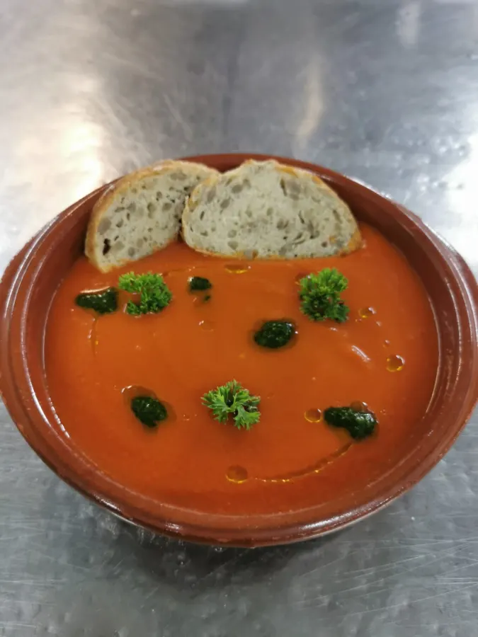 Tomatensuppe mit frischem Brot