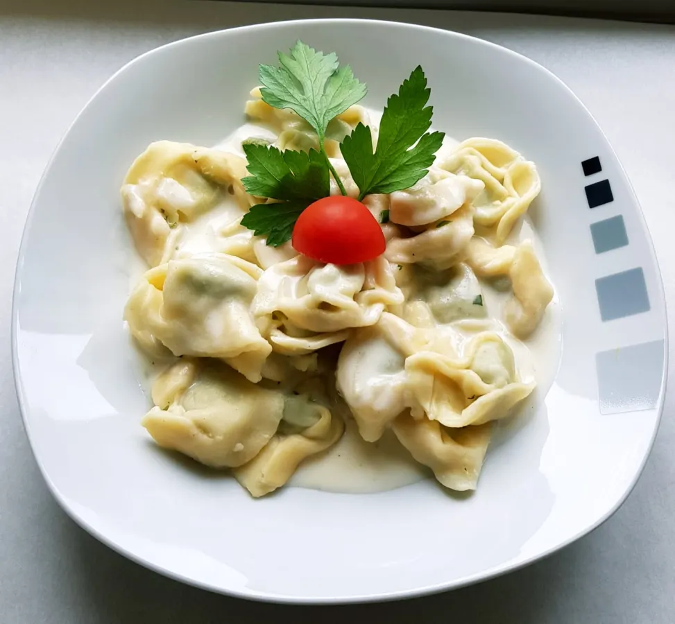 Gemüsetortellini in Sahnesoße mit frischer Petersilie