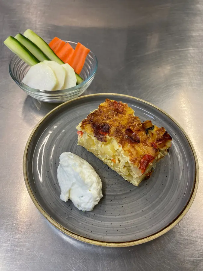 Spanische Tortilla mit Gemüsesticks und Dip
