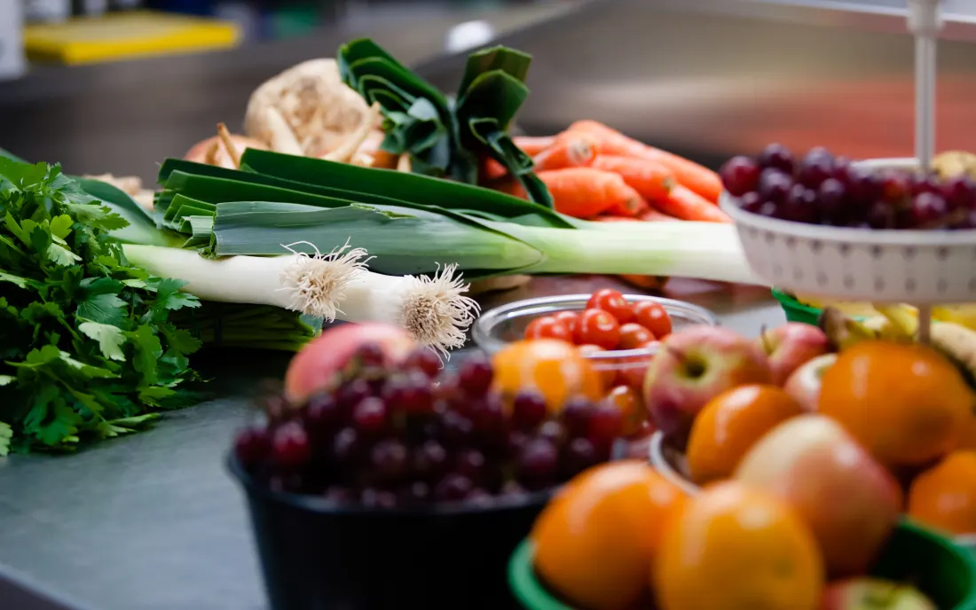 Frisches Gemüse und Obst in der Berliner Produktionsküche von Löffelzauber